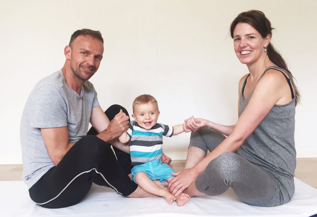 stel geeft baby-yoga